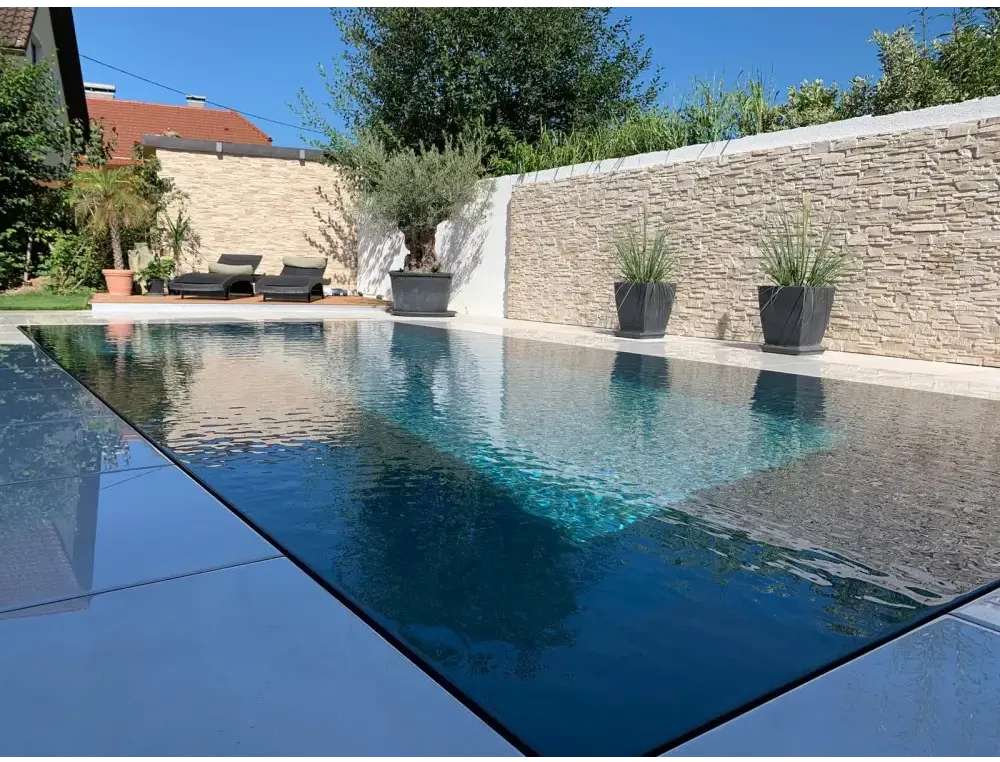 Pooltime Exclusive Overflow med ljusgrå kaklad kant, rektangulär med klart blått vatten